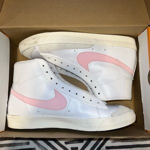 Blazer Mid ‘77 VNTG, worn once or twice. Comes with original box and laces.